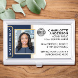 Boîtier Pour Cartes De Visite Classic Style Notaire Public ID Blue Gold Business<br><div class="desc">Créez un look professionnel avec cette boîte de cartes de visite publique notaire classique. Ce modèle élégant est personnalisé avec votre photo d'identité, nom, détails et logo d'accréditation. Parfait pour un notaire public, un agent de signature de prêt, un agent de livraison certifié de fiducie de notaire, l'ACNT, un notaire...</div>