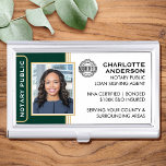 Boîtier Pour Cartes De Visite Classic Style Notaire Public ID Green Gold Busines<br><div class="desc">Créez un look professionnel avec cette boîte de cartes de visite publique notaire classique. Ce modèle élégant est personnalisé avec votre photo d'identité, nom, détails et logo d'accréditation. Parfait pour un notaire public, un agent de signature de prêt, un agent de livraison certifié de fiducie de notaire, l'ACNT, un notaire...</div>