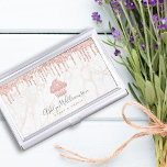 Boîtier Pour Cartes De Visite Cupcake Rose Gold Parties scintillant Drives Marbl<br><div class="desc">Voici une façon merveilleuse et branchée de montrer votre marque. Présentez-vous le mieux à vos clients, avec ce support carte de visite personnalisé élégant, sophistiqué, simple et moderne. Un cupcake en or brillant et rose, des gouttes de parties scintillant et une typographie manuscrite superposent un arrière - plan veiné en...</div>