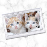 Boîtier Pour Cartes De Visite Cute Kittens Monogramme Photo<br><div class="desc">Vous pouvez créer votre propre cadeau photo en remplaçant la photo des chatons mignons par votre propre photo numérique. Créez votre propre porte-carte de visite monogramme pour lui. Conservez ou supprimez le texte du monogramme. Vous pouvez créer un coque photo simple, ou changer le texte en nom complet et créer...</div>