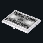 Boîtier Pour Cartes De Visite Damas florales d'argent métallique<br><div class="desc">Image de damas métalliques argentés sur le noir comme un arrière - plan avec bande argentée et monogramme personnalisable.</div>