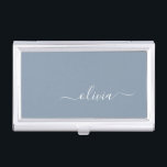 Boîtier Pour Cartes De Visite Dusty Blue minimaliste moderne Monogramme élégant<br><div class="desc">Découvrez notre Dusty Blue Minimalist Modern Monogram Elegant Collection : Elevez votre style avec une sophistication sobre et un charme intemporel. Notre collection présente des motifs minimalistes dans une teinte bleu roux apaisante, rehaussée d'élégants monogrammes adaptés à votre goût personnel. De la papeterie raffinée aux accessoires polyvalents, chaque pièce de...</div>