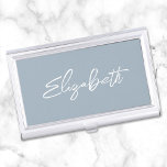 Boîtier Pour Cartes De Visite Dusty Blue Modern Brush Script Prénom<br><div class="desc">Un porte-coque carte de visite de prénom pour elle. Le script est un joli, brosse trait moderne écriture manuscrite qui est un cadeau parfait pour elle. Le style de brosse décorative peut nécessiter que vous remettiez votre nom. Vous pouvez également customiser la couleur de police blanche et le style calligraphie....</div>