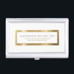 Boîtier Pour Cartes De Visite Elégant blanc et or<br><div class="desc">Gardez vos cartes de visite organisés et élégants avec cet élégant coque carte de visite de planification immobilière blanc et or. Le coque présente un design or brossé avec votre nom et titre personnalisés imprimés sur un arrière - plan blanc immaculé. Le design mince et élégant permet un rangement facile...</div>