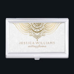Boîtier Pour Cartes De Visite Elégant Blanc & Or Paisley Mandala<br><div class="desc">Elégant blanc et or tons vintage floral paisley dentelle,  modèle de carte de visite wedding planner personnalisable. Brochure d'entreprise,  plaque de nom,  classeur,  en-tête,  stylos personnalisés,  post-it note,  carnet et beaucoup d'autres produits. Demandez tout produit offert par zazzle avec ce design et dans n'importe quelle combinaison de couleurs.</div>