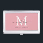 Boîtier Pour Cartes De Visite Élégant Blush Pink Blanc Monogramme Chic Nom du sc<br><div class="desc">Élégant Blush Rose Blanc Gris Monogramme Girly Feminine Nom de script Business Card Case</div>