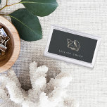 Boîtier Pour Cartes De Visite Elégant Coquille Conch Or Personnalisé<br><div class="desc">Elégant porte-carte de visite insulaire chic présente votre nom et/ou votre nom d'entreprise en lettres blanches classiques sur un arrière - plan noir doux et riche orné d'une illustration de coquille de conque tropicale en fausse feuille d'or.</div>