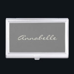 Boîtier Pour Cartes De Visite Élégant Gris manuscrit Nom du script personnalisé<br><div class="desc">Ce coque carte de visite personnalisé présente votre nom dans un magnifique script écrit à la main en lettrage sur un arrière - plan élégant gris charbon. Super idée cadeau.</div>
