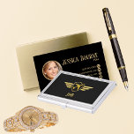 Boîtier Pour Cartes De Visite Élégant moderne Black Gold avion Monogramme<br><div class="desc">Abattez une astuce avec ce porte-carte de visite unique que vous êtes pilote :) Personnalisez-le en ajoutant vos initiales. Les Droits D'Auteur Tournent En Style.</div>