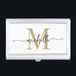 Boîtier Pour Cartes De Visite Élégant Moderne Blanc Or Monogramme Nom Script<br><div class="desc">Monogramme blanc et or élégant moderne Girly Nom initial Signature Script personnalisé Titulaire de carte de visite personnalisée. Ce design avec un prénom dans un joli style lettré à la main typographie de police de queue d'écharpe (ou calligraphie) avec monogramme initial en or et noir sur blanc arrière - plan...</div>