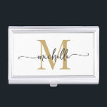 Boîtier Pour Cartes De Visite Élégant Moderne Blanc Or Monogramme Nom Script<br><div class="desc">Monogramme blanc et or élégant moderne Girly Nom initial Signature Script personnalisé Titulaire de carte de visite personnalisée. Ce design avec un prénom dans un joli style lettré à la main typographie de police de queue d'écharpe (ou calligraphie) avec monogramme initial en or et noir sur blanc arrière - plan...</div>