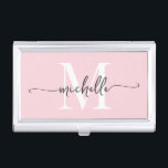 Boîtier Pour Cartes De Visite Élégant moderne Blush rose Monogramme Nom Script<br><div class="desc">Monogramme rose-rose-rose-rose-fusée moderne Nom initial Signature Script personnalisé Titulaire de carte de visite personnalisée. Ce design avec un prénom dans un joli style écrit à la main typographie (ou calligraphie) de la police de queue d'écharpe (ou calligraphie) avec un monogramme initial en noir et blanc sur rose roux. Facile à...</div>