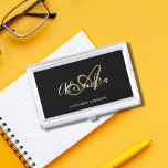 Boîtier Pour Cartes De Visite Élégant Monogram Black Gold Nom de script<br><div class="desc">Personnalisez votre belle Elegant Monogram Black Gold Script Nom de la carte de visite! Si vous avez besoin d'aide,  veuillez nous le faire savoir à belytaliarecipes@gmail.com,  et nous vous aiderons volontiers.© Belytalia 2022</div>