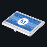 Boîtier Pour Cartes De Visite Élégant Monogramme bleu Aquarelle Ogee Motif<br><div class="desc">Ajoutez votre monogramme initial à un élégant coque de carte avec des formes de ogee qui s'imbriquent, allant du bleu foncé au bleu clair et au dos. En revanche, la courbe continue S contourne le passage du bleu clair au bleu foncé et au dos. Les formes géométriques peintes en bleu...</div>
