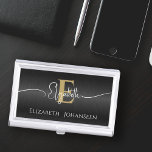 Boîtier Pour Cartes De Visite Élégant Noir brossé Métal Girly Or Monogramme<br><div class="desc">Améliorez votre jeu de réseautage avec notre "Elegant Black Brushed Metal Girly Gold Monogrammed Business Card Case"! Ce coque élégant offre sophistication et personnalisation, avec un arrière - plan noir métallique brossé, un monogramme d'or audacieux, et un nom chic blanc de script girly. Personnalisez-le en ajoutant votre nom complet sous...</div>