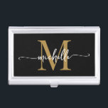 Boîtier Pour Cartes De Visite Élégant Noir moderne Monogramme Nom Script<br><div class="desc">Monogramme noir et or moderne Elégant Girly Nom initial Signature Script personnalisé Titulaire de carte de visite personnalisée. Ce design avec un prénom dans un joli style lettré à la main typographie (ou calligraphie) de la police de queue d'écharpe (ou calligraphie) avec un monogramme initial en or et blanc sur...</div>