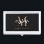 Boîtier Pour Cartes De Visite Élégant Noir Monogramme Or Girly Nom de script<br><div class="desc">Élégant Monogramme d'or noir Girly Script Nom de la carte de visite Case.Personnalisez facilement ce coque carte de visite élégant moderne avec votre monogramme et nom personnalisés.</div>
