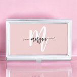 Boîtier Pour Cartes De Visite Élégant rose moderne Script Girly Monogramme Nom<br><div class="desc">Élevez votre image professionnelle avec le stylish rose moderne Script Girly Monogram Nom Business Card Case. Ce coque chic présente un design rose pâle et doux avec un monogramme de script contemporain, offrant une touche personnalisée à vos essentiels d'affaires. Conçu à partir de matériaux de haute qualité, il offre un...</div>