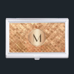 Boîtier Pour Cartes De Visite Élégant Rose Motif or avec Monogramme<br><div class="desc">Un motif de tuiles à look métallique or rose unique avec médaillon de monogramme coordonné qui peut être customisé au monogramme ou au texte de votre choix. Si vous souhaitez modifier la police,  cliquez sur le bouton "customiser" et vous êtes tous paramétrés.</div>
