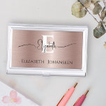 Boîtier Pour Cartes De Visite Élégant Rose or brossé métal Script Monogramme<br><div class="desc">Gardez vos cartes de visite organisés avec style avec notre Elegant Rose Gold Brossé Metal Script Monogrammed Business Card Case! Conçu avec une texture rose en or brossé métal, ce coque sophistiqué ajoute une touche d'élégance à vos accessoires professionnels. Personnalisez votre monogramme en texte blanc en gras, créant un point...</div>