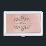 Boîtier Pour Cartes De Visite Élégant Rose or brossé monogramme métal brossé Scr<br><div class="desc">Un élégant porte-carte de visite en métal rose or brossé métal . Le support carte de visite a un monogramme avec un arrière - plan rose métallique. A Conçu pour vous par Blackberry Boulevard.</div>