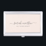 Boîtier Pour Cartes De Visite Élégante Calligraphie manuscrite de script rose vi<br><div class="desc">Élégant coque carte de visite avec votre signature avec des swashes dans une calligraphie manuscrite grise avec votre titre sur un arrière - plan rose vif. Ce design simple et féminin est idéal pour un maquilleur, coiffeur, technicien en cils, salon de beauté / ongles ou toute entreprise appartenant à une...</div>