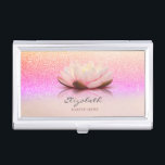Boîtier Pour Cartes De Visite Elégante fille tendance, Lotus Parties scintillant<br><div class="desc">Beau lotus à l'ombre parties scintillant bokeh arrière - plan. Un design élégant et sophistiqué. L'idée cadeau cool parfaite pour elle en toute occasion.</div>