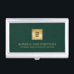 Boîtier Pour Cartes De Visite Emerald Green Leather Business Corporate Gold Logo<br><div class="desc">Ce porte-carte de visite de luxe possède une illustration en cuir Emerald Green raffinée, parfaitement associée à votre logo d'entreprise sur une superposition en faux or pour un look professionnel et haut de gamme. Votre nom, profession ou entreprise se distingue par ses lettres dorées opulentes, créant une impression intemporelle et...</div>