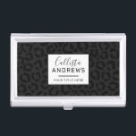 Boîtier Pour Cartes De Visite Empreinte de léopard noir minimal moderne<br><div class="desc">Ce design moderne et minimaliste est parfait pour la femme design et branchée. Il est doté d'un motif poster de animal de cheetah noir et noir au charbon de bois. C'est cool, unique, contemporain et à la mode. ***REMARQUE DE CONCEPTION IMPORTANTE : Pour toute demande de conception personnalisée comme les...</div>