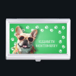 Boîtier Pour Cartes De Visite Empreintes de pattes de Dog Walker<br><div class="desc">Ce porte-carte de visite,  personnalisé avec votre nom,  présente un mignon Bulldog français sur vert vif avec une bordure empreinte de patte blanche. Amusez-vous comme un cadeau ou une excellente façon de porter vos propres cartes de visite.</div>