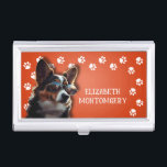 Boîtier Pour Cartes De Visite Empreintes de pattes de Dog Walker<br><div class="desc">Ce porte-carte de visite,  personnalisé avec votre nom,  présente un mignon chiot en terrier sur orange vif avec une bordure empreinte de patte blanche. Amusez-vous comme un cadeau ou une excellente façon de porter vos propres cartes de visite.</div>