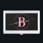 Boîtier Pour Cartes De Visite Fille élégante rose noir Nom Monogramme Script<br><div class="desc">Fille, moderne, élégant, tendance, rose et noir, monogramme blanc nom initial script personnalisé monogrammed carte de visite coque personnalisé. Doté d'une initiale monogramme et d'un script de nom de girly dans une police de caractères de calligraphie lettrée et d'un cadre de cercle pointillé autour de votre monogramme. Un cadeau féminin...</div>
