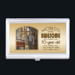 Boîtier Pour Cartes De Visite Gold 70th Birthday World's Best Custom Photo Frame<br><div class="desc">Célébrez l'anniversaire marquant de votre aîné préféré avec ce cadeau classe qui leur rappelle à quel point ils sont fabuleux. Des lignes et des tons clairs de brun, d'or et de crème composent ce cadre simple mais élégant qui peut être customisé avec votre photo, nom, initiales ou autre texte favori....</div>