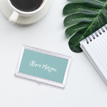 Boîtier Pour Cartes De Visite Hazy Aqua Sketched Cursive Script<br><div class="desc">Élégant coque carte de visite présente votre nom,  titre,  ou choix de personnalisation en lettres blanches manuscrites et cursives sur un arrière - plan en terre cuite turquoise poussiéreux.</div>