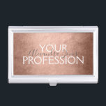 Boîtier Pour Cartes De Visite Huile d'or rose | Blush Pink Foil Moderne<br><div class="desc">Blush Pink - Rose Gold Foil Metallic Minimalist carte de visite Titulaire avec typographie en lettres blanches pour le monogramme. Le détenteur de carte d'affaires Gold Foil Rose peut être customisé pour n'importe quelle profession. Si le texte de la profession ou du nom ne correspond pas à vos besoins, veuillez...</div>