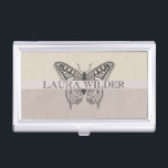 Boîtier Pour Cartes De Visite Illustration de papillon personnalisée Nom Monogra<br><div class="desc">Un élégant logo d'illustration à la main papillon carte d'appel personnelle ou porte-carte de visite avec un classique visage ouvert gravé de police et muté deux couleurs poussiéreuses rose et gris,  arrière - plan avec des tons doux. Un style artistique unique pour vos accessoires de bureau de logo personnel.</div>