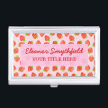 Boîtier Pour Cartes De Visite Joli Motif de crème de fraise Personnalisé<br><div class="desc">Ce joli design girly pour les gourmands ou les amateurs de fruits a un motif de fraise qui est fait avec un effet dégradé / aquarelle. Les fraises reposent sur un arrière - plan rose pâle, légèrement moucheté. Il y a une bannière rose où vous pouvez ajouter vos détails personnels...</div>