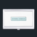 Boîtier Pour Cartes De Visite Logo féminin | Bleu | Marque professionnelle<br><div class="desc">Faites une grande impression avec ce magnifique porte-carte de visite girly. Le design minimal comprend un rectangle bleu clair avec une bordure géométrique noire avec votre nom ou nom d'entreprise au centre en lettres noires modernes Ce design fait partie d'une collection "Marque féminine", en-tête assorti, enveloppes, carte de visite, autocollants...</div>
