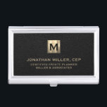 Boîtier Pour Cartes De Visite Logo initial de luxe en cuir noir<br><div class="desc">Design de luxe moderne simple avec médaillon de logo initial en or métallique brossé avec nom personnalisé,  titre,  nom de société ou texte personnalisé ci-dessous en typographie de bloc classique sur un arrière - plan texturé en cuir noir. Personnalisez pour votre usage personnalisé.</div>
