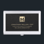 Boîtier Pour Cartes De Visite Logo initial de luxe en cuir noir<br><div class="desc">Design de luxe moderne simple avec médaillon de logo initial en or métallique brossé avec nom personnalisé,  titre,  nom de société ou texte personnalisé ci-dessous en typographie de bloc classique sur un arrière - plan texturé en cuir noir. Personnalisez pour votre usage personnalisé.</div>