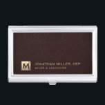 Boîtier Pour Cartes De Visite Logo initial de luxe professionnel<br><div class="desc">Design de luxe moderne simple avec médaillon de logo initial en or métallique brossé avec nom personnalisé,  titre,  nom de société ou texte personnalisé ci-dessous sur un riche arrière - plan en cuir de boeuf. Personnalisez pour votre usage personnalisé.</div>