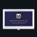 Boîtier Pour Cartes De Visite Logo initial Marine Blue Luxury Gold<br><div class="desc">Design de luxe moderne simple avec médaillon de logo initial en or métallique brossé avec nom personnalisé,  titre,  nom de société ou texte personnalisé ci-dessous en typographie de bloc classique sur un riche arrière - plan bleu marine. Personnalisez pour votre usage personnalisé.</div>