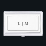 Boîtier Pour Cartes De Visite Logo minimaliste de monogramme noir et blanc<br><div class="desc">Coque carte de visite simple avec design moderne et minimaliste avec votre logo monogramme initial entouré d'une bordure sur le devant. Le design est noir sur un arrière - plan blanc et peut être modifié en n'importe quelle couleur. Ce coque carte de visite est idéal pour un avocat, un avocat...</div>