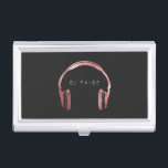 Boîtier Pour Cartes De Visite Logo rose d'écouteurs d'or du DJ personnalisé<br><div class="desc">Rien ne combine l'unicité et le style pour le professionnel comme les porte-cartes de carte de visite décorés d'un monogramme. Ces caisses magnifiques et personnalisées vous maintiennent organisés ainsi vos cartes sont toujours en main. Plus, vous laisserez une impression durable sur vos clients. Ajoutez vos mots faits sur commande à...</div>