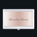 Boîtier Pour Cartes De Visite L'or rose rougissent élégant moderne d'aluminium<br><div class="desc">Rougissent rose - le porte-cartes de carte de visite minimaliste métallique d'acier inoxydable d'aluminium d'or d'aluminium rose de Faux avec la typographie en lettres blanche de signature de manuscrit pour le monogramme. Des porte-cartes de carte de visite roses en métal de feuille d'or de luxe chic moderne et élégant de...</div>