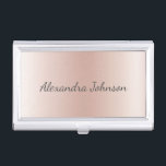Boîtier Pour Cartes De Visite L'or rose rougissent élégant moderne d'aluminium<br><div class="desc">Rougissent rose - le porte-cartes de carte de visite minimaliste métallique d'acier inoxydable d'aluminium d'or d'aluminium rose de Faux avec la typographie en lettres blanche de signature de manuscrit pour le monogramme. Des porte-cartes de carte de visite roses en métal de feuille d'or de luxe chic moderne et élégant de...</div>