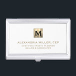 Boîtier Pour Cartes De Visite Luxe blanc et or<br><div class="desc">Gardez vos cartes de visite organisés en style avec cet élégant coque carte de visite doté d'un solide logo blanc et or initial. Parfait pour les planificateurs immobiliers, les planificateurs financiers et d'autres professionnels du monde des affaires, ce coque exhale sophistication et professionnalisme. La construction durable assure la protection de...</div>