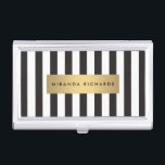 Boîtier Pour Cartes De Visite Luxe Gras Gras Gris Gris et Gris avec Gold Bar<br><div class="desc">Coordonne avec le modèle Luxe Bold Black and White Stripes avec Gold Bar Business Card modèle d'ici 12 h 01. Porte-carte de visite personnalisé chic et élégant avec rayures noir et blanc alternées avec une fausse plaque d'or métallique pour votre nom ou nom d'entreprise pour une esthétique de luxe tendance....</div>