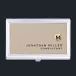 Boîtier Pour Cartes De Visite Luxe Or Monogramme Beige<br><div class="desc">Design moderne simple avec médaillon de monogramme en or métallique brossé de luxe avec nom et titre personnalisés ou texte personnalisé ci-dessous en typographie de bloc classique sur un arrière - plan beige solide. Personnalisez pour votre usage personnalisé.</div>
