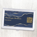 Boîtier Pour Cartes De Visite Marine Marbre bleu Agate Géode or Parties scintill<br><div class="desc">Elégant marbre bleu marine agate géode design avec parties scintillant en faux or. Idéal pour les coiffeurs et maquilleurs,  les salons de beauté et d'ongles et bien plus encore. Modifiez les détails et le site de destination du code QR pour customiser.</div>